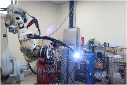 현대엔지니어링이 로봇·3D 프린팅을 활용한 비정형 건축 분야 혁신 시공기술을 개발했다. 사진은 철근 제작용 금속 3D 프린팅 작업 모습.<현대엔지니어링 제공>